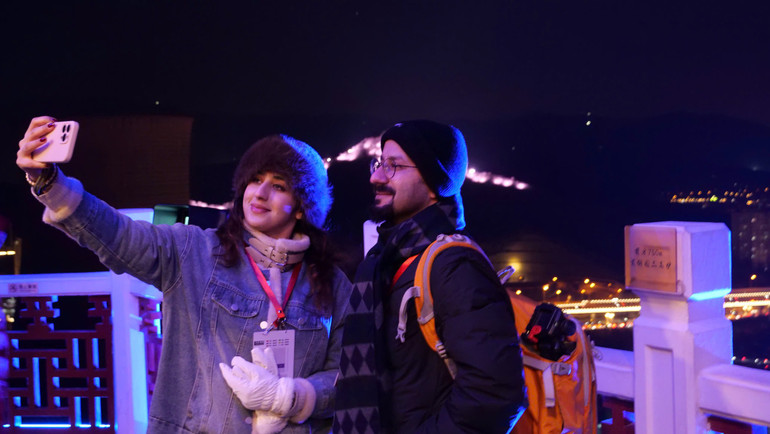 Đôi bạn trẻ người nước ngoài lưu lại khoảnh khắc chuyển giao năm cũ và năm mới.