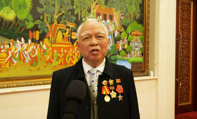 Ông Hoàng Bách Thu, cựu chiến binh Trung Quốc giúp Việt Nam trong kháng chiến chống Mỹ. Ông Hoàng Bách Thu, cựu chiến binh Trung Quốc giúp Việt Nam trong kháng chiến chống Mỹ.