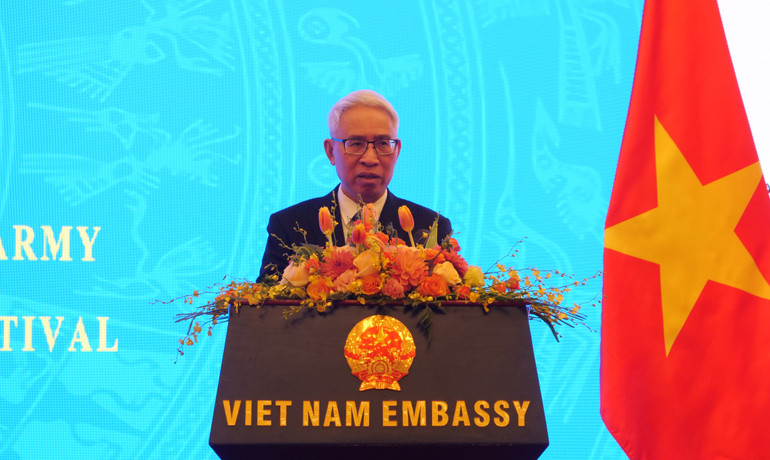 Đại sứ Phạm Sao Mai phát biểu ý kiến tại buổi lễ.