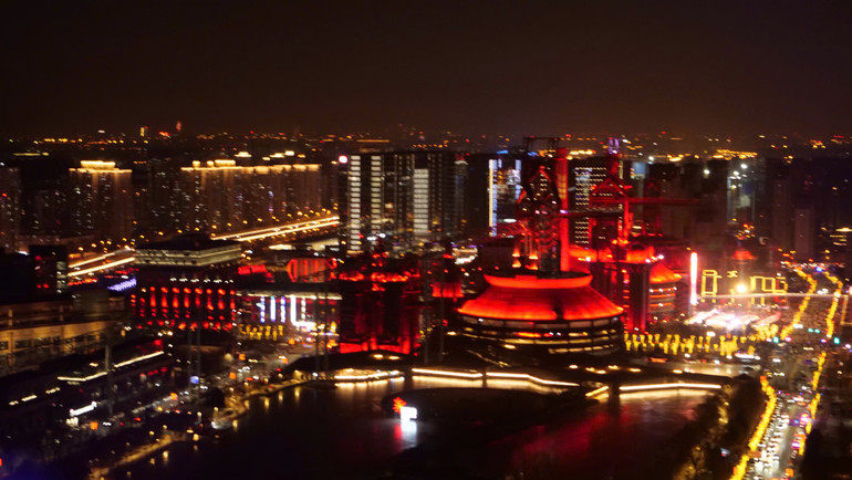 Toàn cảnh khu công viên Shougang, được cải tạo từ khu công nghiệp gang thép cũ sang mô hình kinh tế xanh, sáng tạo.