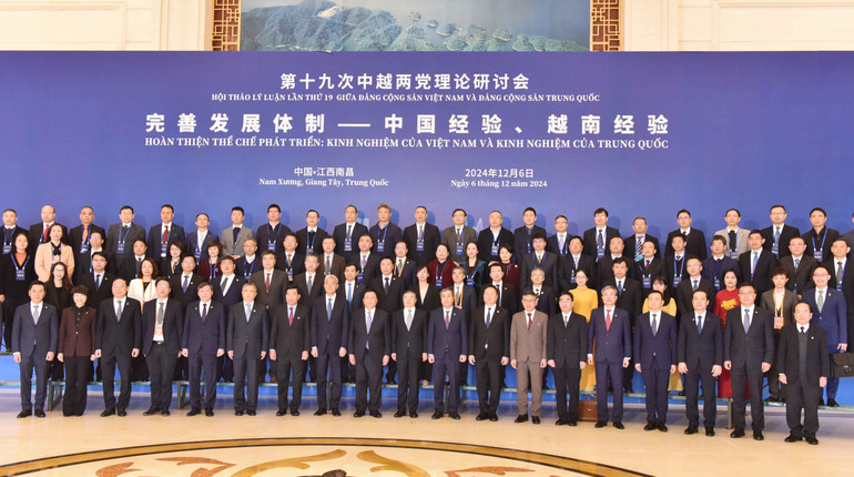 Các đại biểu tham dự Hội thảo Lý luận chụp ảnh lưu niệm.