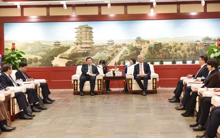 Đồng chí Nguyễn Xuân Thắng tiếp Bí thư Tỉnh ủy Giang Tây Doãn Hoằng.