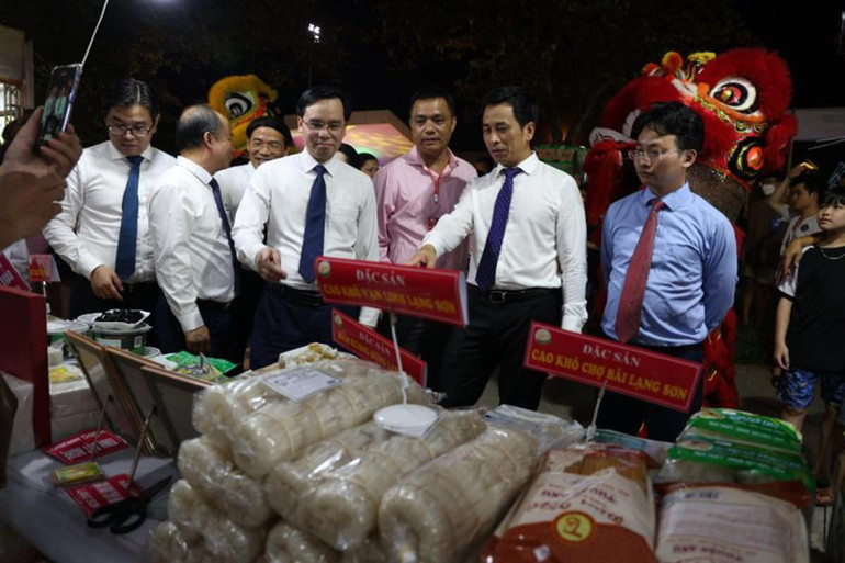 Các đại biểu thăm quan các gian hàng sản phẩm OCOP. Đẩy mạnh kết nối giao thương, tiêu thụ sản phẩm OCOP -0