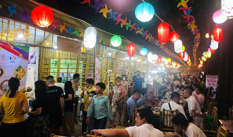 Không gian ẩm thực hấp dẫn đông đảo người dân và du khách tham gia trải nghiệm. Đặc sắc tinh hoa ẩm thực và du lịch làng nghề Hà Nội -0