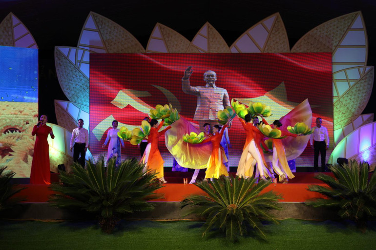 Tiết mục biểu diễn văn nghệ tại lễ khai mạc Festival. Đẩy mạnh kết nối giao thương, tiêu thụ sản phẩm OCOP -0