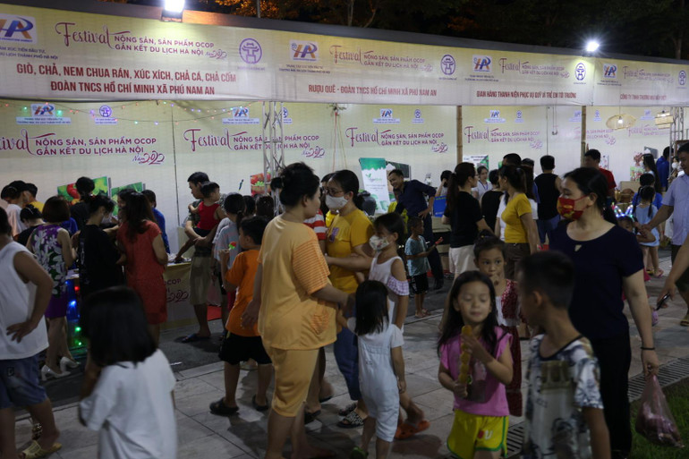 Đông đảo người dân và du khách tham quan, mua sắm tại Festival. Trung tâm Xúc tiến Đầu tư, Thương mại, Du lịch thành phố Hà Nội (HPA) là đơn vị sự nghiệp công lập trực thuộc UBND thành phố Hà Nội; có chức năng đề xuất, tổ chức thực hiện các chương trình, kế hoạch xúc tiến đầu tư, thương mại, du lịch, nông nghiệp và dịch vụ đối ngoại của Thành phố; tổng hợp các kiến nghị và phối hợp với các cơ quan có liên quan đề xuất Ủy ban nhân dân Thành phố ban hành các chính sách thu hút về đầu tư, thương mại, du lịch, nông nghiệp; Thực hiện công tác hỗ trợ, tư vấn, cung cấp dịch vụ cho các doanh nghiệp, tổ chức, cá nhân trong và ngoài nước tìm cơ hội đầu tư, sản xuất, kinh doanh, dịch vụ tại Hà Nội và các tỉnh, thành phố khác ở Việt Nam và nước ngoài. Thực hiện Chương trình số 313/CTr-UBND ngày 28/12/2021 của UBND thành phố Hà Nội về Chương trình Xúc tiến, Đầu tư, Thương mại, Du lịch thành phố Hà Nội năm 2022, Kế hoạch số 261/KH-UBND ngày 19/11/2021 của UBND Thành phố về tổ chức hoạt động liên kết vùng và hỗ trợ quảng bá, kết nối cung-cầu hàng hóa giữa thành phố Hà Nội và các tỉnh, thành phố trong lĩnh vực Công thương năm 2022, Trung tâm Xúc tiến Đầu tư, Thương mại, Du lịch thành phố Hà Nội và các sở Công thương, Nông nghiệp và Phát triển nông thôn đã triển khai nhiều chương trình Xúc tiến Thương mại nhằm kết nối giao thương, trao đổi thương mại giữa thành phố Hà Nội và các tỉnh, thành phố trong cả nước. Đẩy mạnh kết nối giao thương, tiêu thụ sản phẩm OCOP -0