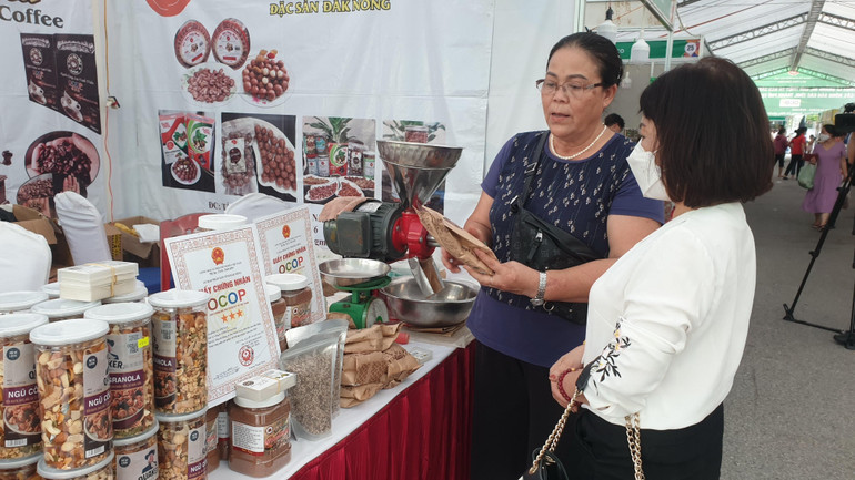 Người dân tham quan Hội chợ.