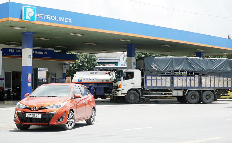 Hoạt động của một cửa hàng kinh doanh xăng dầu tại tỉnh Sóc Trăng.