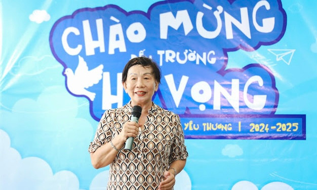 Bà Trương Thanh Thanh chia sẻ tại buổi lễ chào mừng học sinh mới.