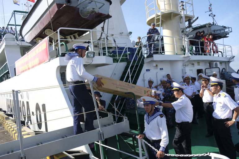 Vận chuyển nhu yếu phẩm lên tàu.