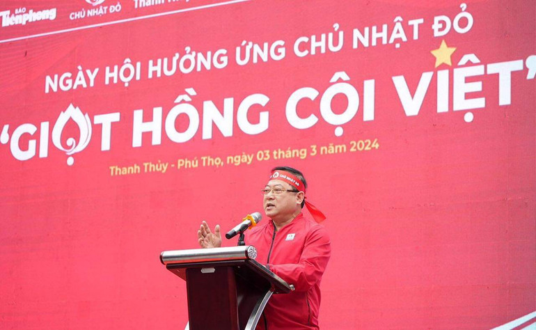 Tổng Biên tập Báo Tiền phong Lê Xuân Sơn phát biểu tại Ngày hội hiến máu "Giọt hồng cội Việt".