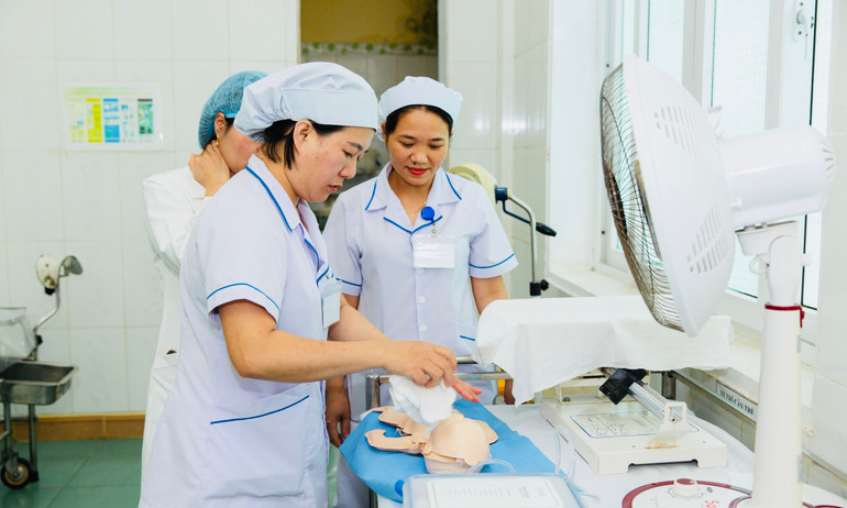 Nhân viên y tế tại Trung tâm Y tế huyện Đakrông thực hành chăm sóc trẻ trên mô hình