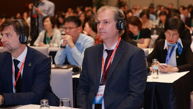 Chuyên gia quốc tế tham dự và báo cáo tại hội thảo.