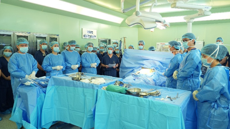 Một phút tri ân người bệnh trước khi các thầy thuốc thực hiện ca phẫu thuật lấy tạng. Một phút tri ân người bệnh trước khi các thầy thuốc thực hiện ca phẫu thuật lấy tạng.