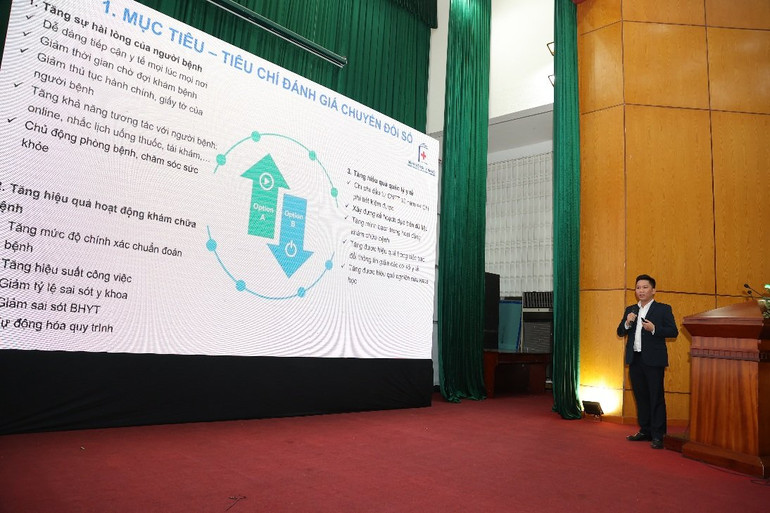 Các báo cáo viên trình bày tại hội nghị.