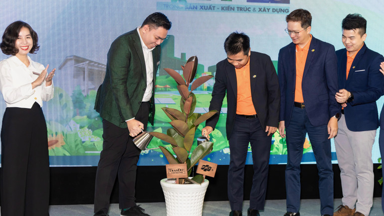 Lãnh đạo hai bên thực hiện nghi thức tưới cây xanh khẳng định cam kết phát triển bền vững.