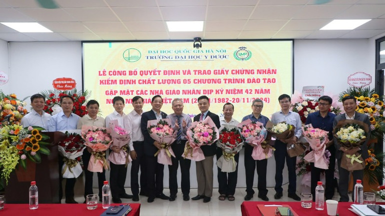 Lãnh đạo Trường đại học Y Dược tặng hoa chúc mừng các thầy giáo, cô giáo có nhiều đóng góp trong công tác đào tạo của nhà trường.