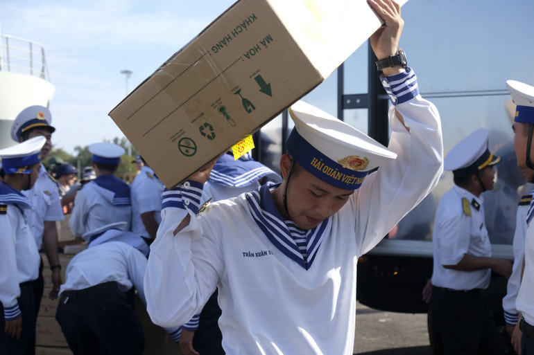 Vận chuyển nhu yếu phẩm lên tàu.