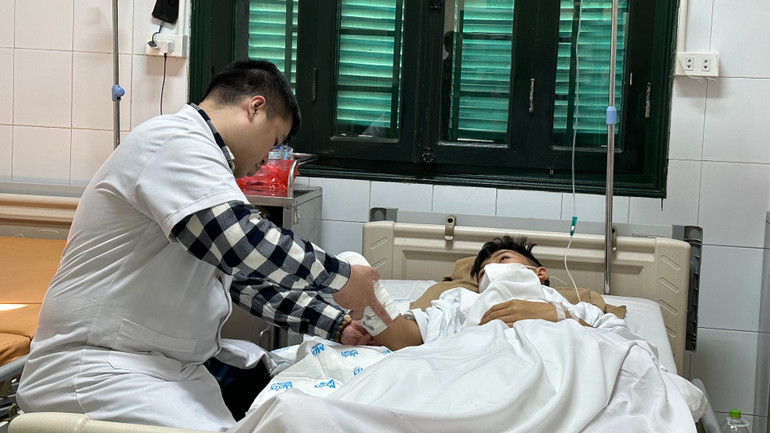 Bác sĩ Khoa phẫu thuật chi trên (Bệnh viện Hữu nghị Việt Đức) thăm khám cho cháu bé bị tai nạn pháo nổ phải cắt bỏ 1/3 cẳng tay dưới