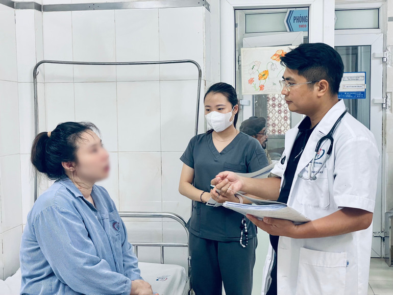 Người bệnh được tư vấn trước khi ra viện.