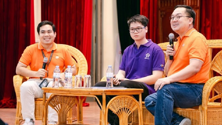 Các diễn giả trao đổi với sinh viên Đại học Bách khoa Hà Nội. Các diễn giả trao đổi với sinh viên Đại học Bách khoa Hà Nội.