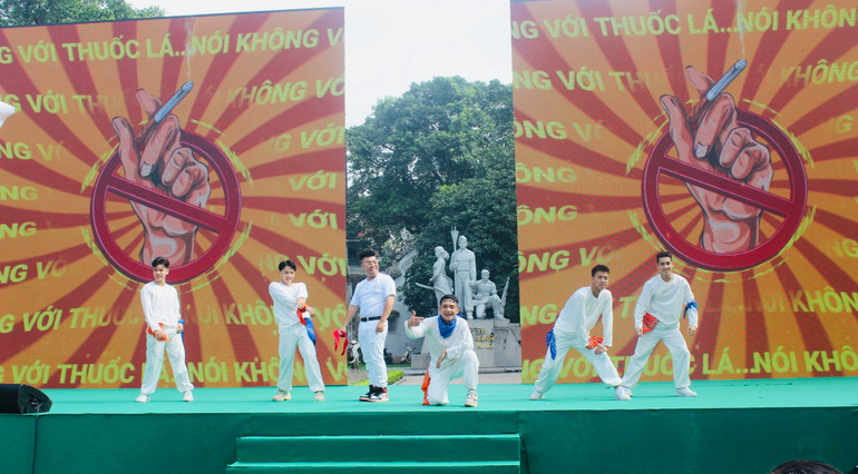 Hoạt động của các bạn trẻ kêu gọi thực hiện nghiêm các quy định phòng chống tác hại thuốc lá. Hoạt động của các bạn trẻ kêu gọi thực hiện nghiêm các quy định phòng chống tác hại thuốc lá.