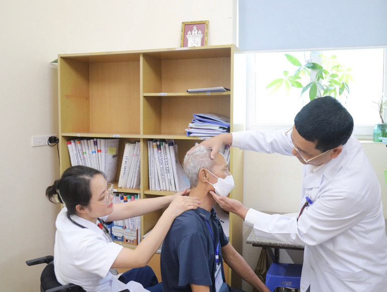 Khám cho người bệnh tại Bệnh viện K.