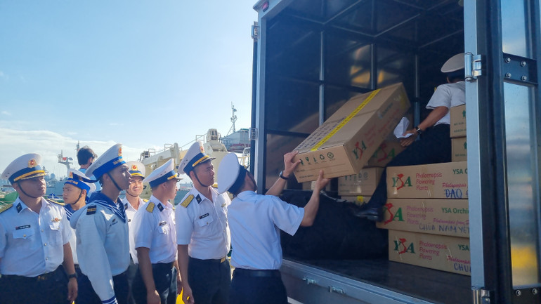 Vận chuyển hoa tươi lên tàu mang ra đảo.