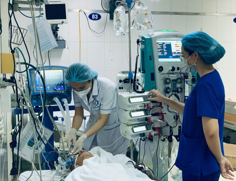 Ê-kíp cấp cứu tích cực điều trị cho người bệnh.