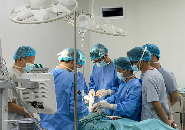 Các bác sĩ đang thực hiện một ca phẫu thuật.