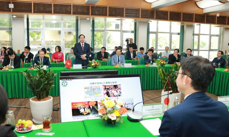 PGS,TS Đào Xuân Cơ báo cáo về hiệu quả các dự án ODA tại Bệnh viện Bạch Mai.