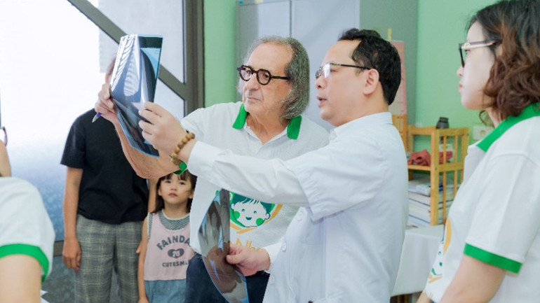 Thăm khám cho trẻ có dị tật tại Bệnh viện Nhi Trung ương. Thăm khám cho trẻ có dị tật tại Bệnh viện Nhi Trung ương.