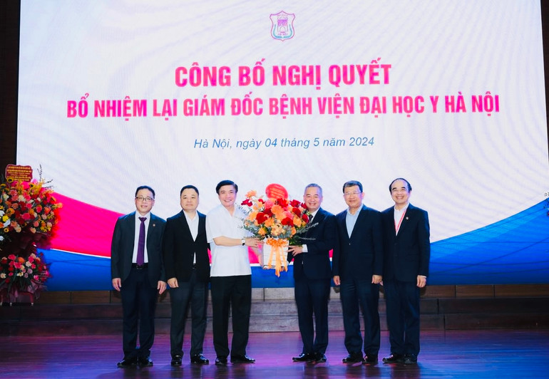 Lãnh đạo Văn phòng Quốc hội, Ủy ban Đối ngoại Quốc hội chúc mừng PGS.TS Nguyễn Lân Hiếu.