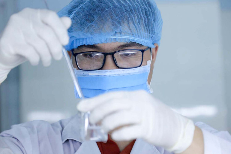 Sinh viên Trường đại học Y Dược thực hành trong phòng thí nghiệm. Sinh viên Trường đại học Y Dược thực hành trong phòng thí nghiệm.