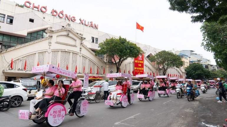 Hoạt động diễu hành xích lô hồng nổi bật trên nhiều tuyến phố của Thủ đô để lan tỏa thông điệp nâng cao nhận thức phòng chống ung thư vú. Hoạt động diễu hành xích lô hồng nổi bật trên nhiều tuyến phố của Thủ đô để lan tỏa thông điệp nâng cao nhận thức phòng chống ung thư vú.