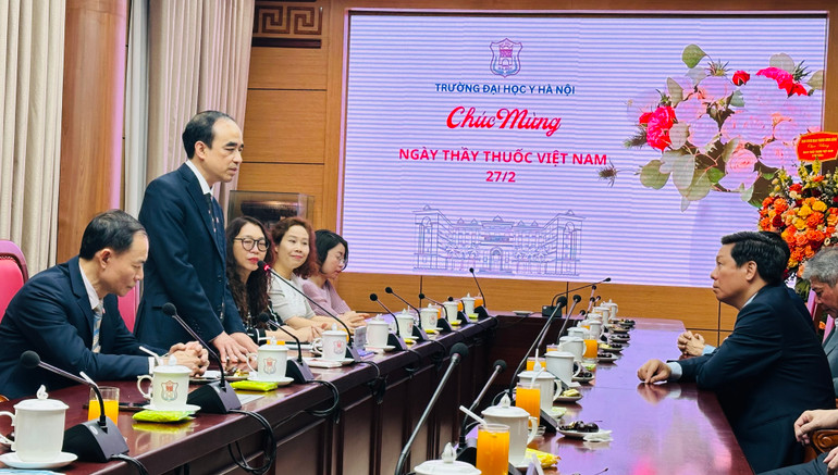 GS Nguyễn Hữu Tú trao đổi về những kết quả và định hướng phát triển của Trường đại học Y Hà Nội.