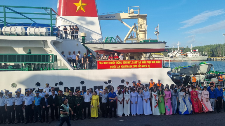 Đông đảo cán bộ, nhân dân có mặt để tiễn đoàn công tác ra thăm, chúc Tết các đảo.