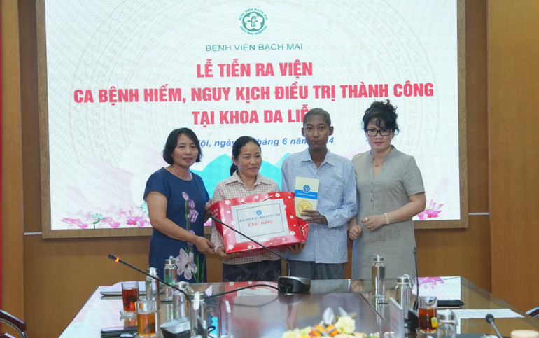 Đại diện lãnh đạo Bảo hiểm xã hội Hà Nội chúc mừng bệnh nhân được ra viện. Đại diện lãnh đạo Bảo hiểm xã hội Hà Nội chúc mừng bệnh nhân được ra viện.