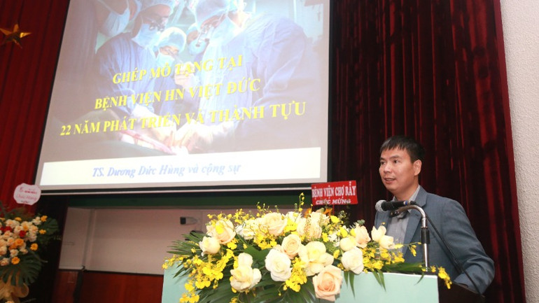 PGS, TS Nguyễn Quang Nghĩa, Giám đốc Trung tâm ghép tạng Bệnh viện Hữu nghị Việt Đức báo cáo về quá trình thực hiện ghép mô, tạng.