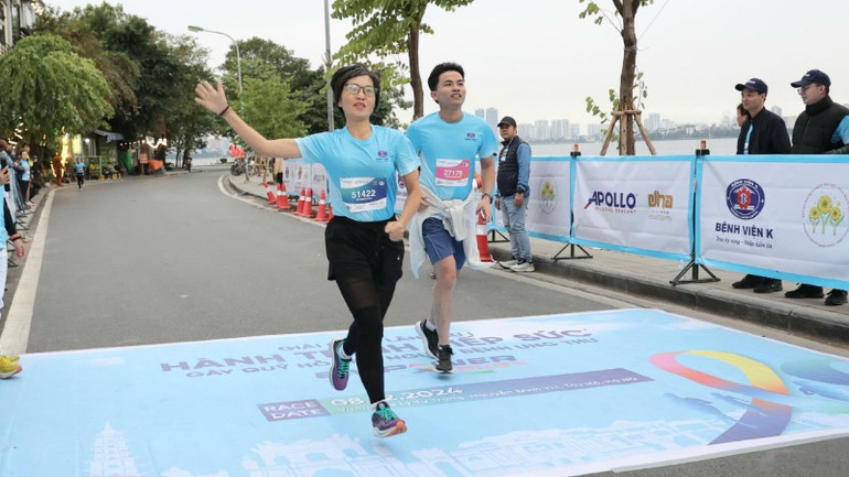 Chị Vũ Hoàng Anh trên đường chạy. Chị Vũ Hoàng Anh trên đường chạy.