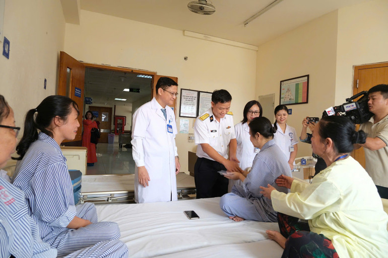 Đại diện lãnh đạo Bệnh viện Nội tiết Trung ương và Quân y Quân chủng Hải quân thăm hỏi người bệnh nhà ở các địa phương bị ảnh hưởng cơn bão số 3 vừa qua.