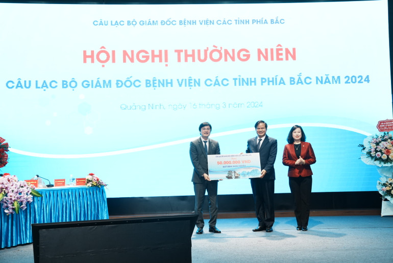 Phó Giáo sư, Tiến sĩ Đào Xuân Cơ, Giám đốc Bệnh viện Bạch Mai, Chủ nhiệm Câu lạc bộ Giám đốc bệnh viện các tỉnh phía bắc tặng quà cho Quỹ bệnh nhân nghèo tỉnh Quảng Ninh.