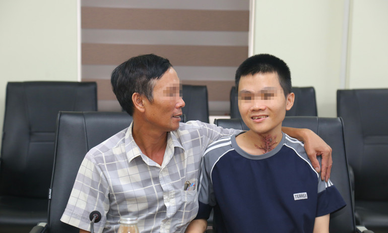 Niềm vui, hạnh phúc của bệnh nhân (bên phải) và bố sáng ngày 7/8.