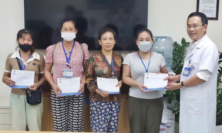 Trao quà hỗ trợ cho đại diện người bệnh.