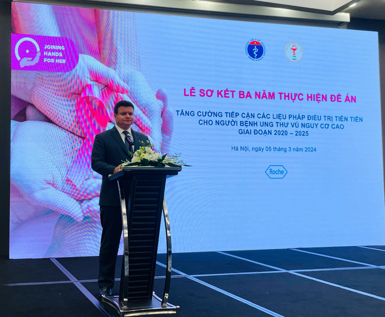 Ông Lennor Carrillo - Tổng Giám đốc Roche Pharma Việt Nam phát biểu.