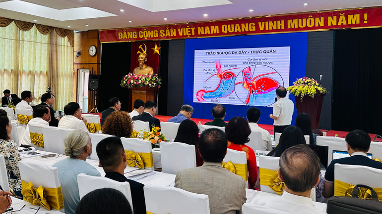 Các nhà khoa học báo cáo, trao đổi, cập nhật kiến thức y khoa mới nhất về bệnh trào ngược dạ dày-thực quản.