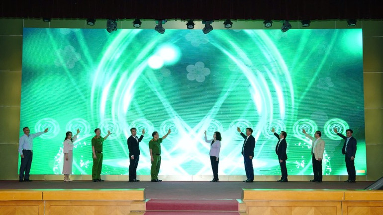 Các đại biểu bấm nút triển khai bệnh án điện tử tại Bệnh viện Bạch Mai.