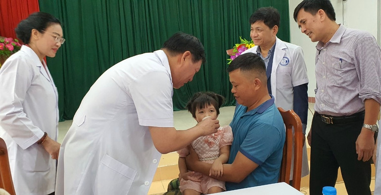 Bổ sung Vitamin A liều cao cho trẻ.