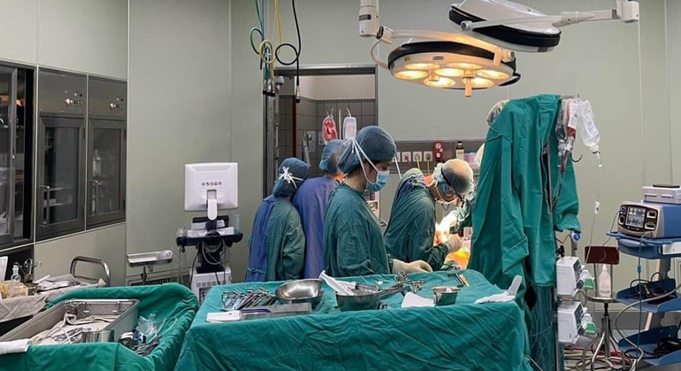 Các bác sĩ đang thực hiện ca mổ cấp cứu cho P.L.Q.L.
