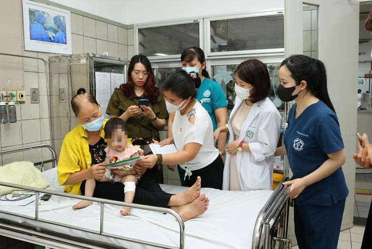 Cán bộ Phòng Công tác xã hội-Bệnh viện Bạch Mai cùng các nhà hảo tâm hỗ trợ, tặng quà cho các nạn nhân vụ cháy chung cư mini ở Khương Hạ - Thanh Xuân (tháng 9/2023). Cán bộ Phòng Công tác xã hội-Bệnh viện Bạch Mai cùng các nhà hảo tâm hỗ trợ, tặng quà cho các nạn nhân vụ cháy chung cư mini ở Khương Hạ - Thanh Xuân (tháng 9/2023).